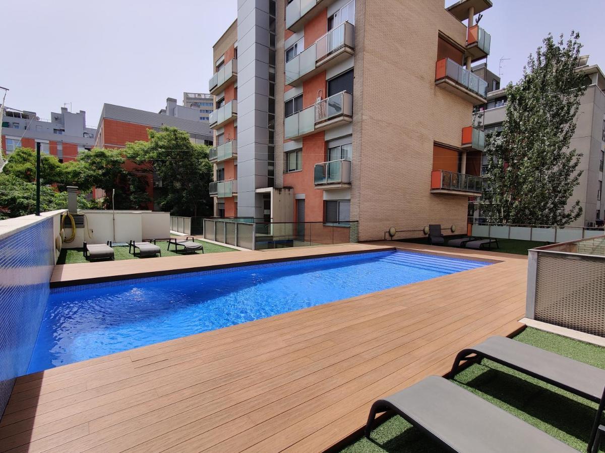 Large Terrace Luxury Apartment سان أدريان دي بيزوس المظهر الخارجي الصورة